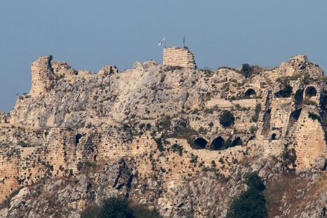 La bandera israelí ondea de nuevo sobre la fortaleza de Beaufort. La bandera israelí ondea de nuevo sobre la fortaleza de Beaufort.
