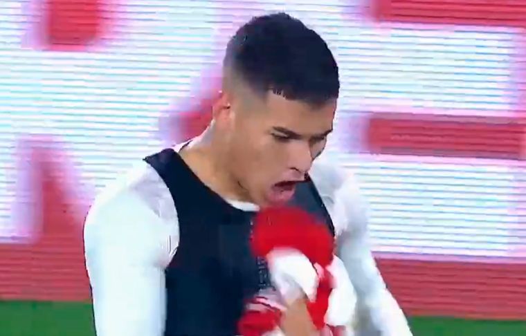 Alex Vigo El lateral y un festejo desaforado en la derrota de Independiente.