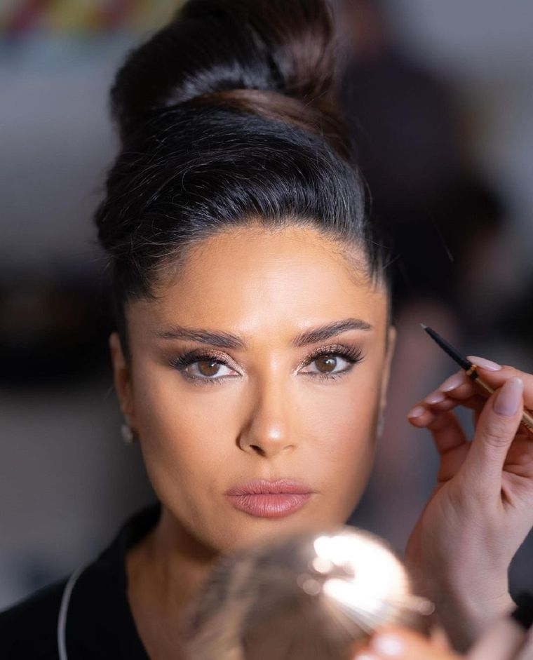 El eficaz y económico truco de Salma Hayek para disimular las canas Salma Hayek es una de las actrices latinoamericanas nominadas como mejor actriz al premio Óscar. Foto: INSTAGRAM @salmahayek