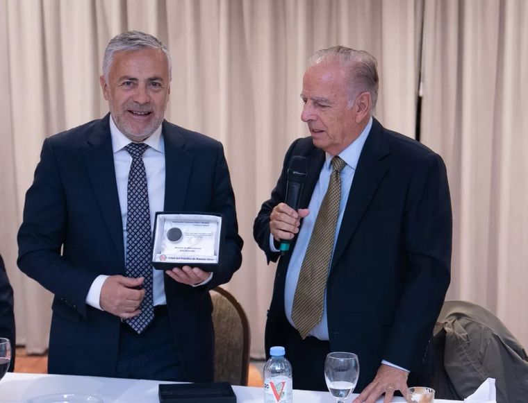 Cornejo y Bulgheroni, en el almuerzo del Club del Petróleo. Cornejo y Bulgheroni, en el almuerzo del Club del Petróleo.