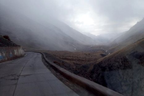paso a chile cerrado: llego la nieve y asi se ve el camino de alta montana paso a chile cerrado: llego la nieve y asi se ve el camino de alta montana