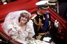 El 29 de julio de 1981. Diana tenía apenas 20 años recién cumplidos y debió afrontar el hecho de convertirse oficialmente en princesa de Gales. Foto: hellomagazine.com - https://www.hellomagazine.com/imagenes/brides/20210729118542/princess-diana-prince-charles-royal-wedding-videos/0-573-423/princess-diana-wedding-t.jpg