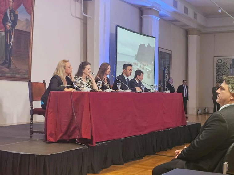 Victoria Villarruel encabezó una ceremonia acompañado de Luis Petri y Diana Mondino