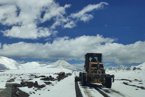 Vialidad sigue trabajando en el despeje de nieve en la Laguna del Diamante. Vialidad sigue trabajando en el despeje de nieve en la Laguna del Diamante.