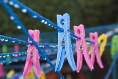 Evita que tus prendas queden con un desagradable olor a humedad. Foto: Shutterstock