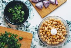 Hummus para todos los gustos: 3 recetas para sumarlo en tus picadas