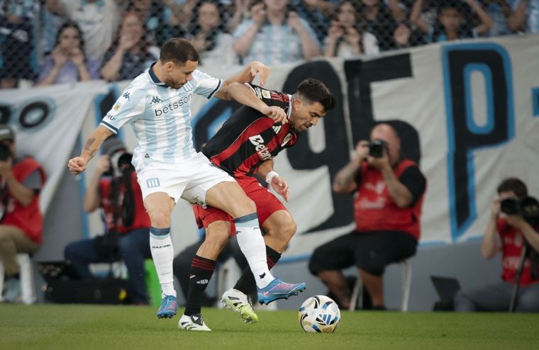 Tomás Conechny, de Racing, y Marcos Acuña, de River, disputan el balón en la mitad de la cancha. Partidazo en Avellaneda.&nbsp;