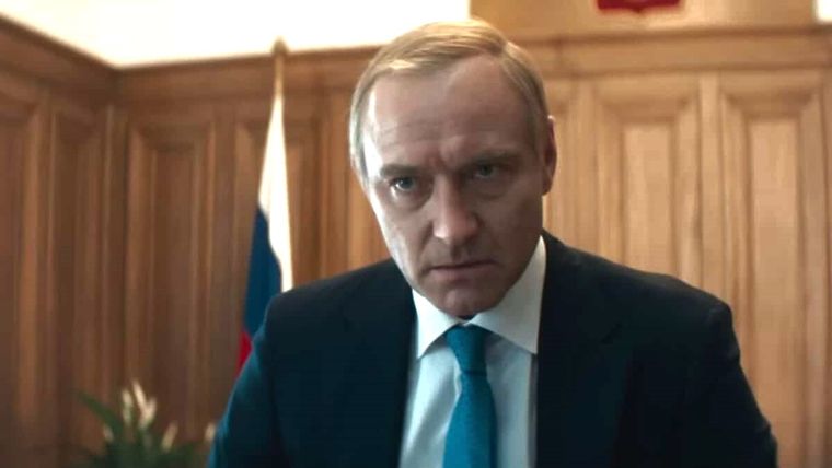 Jude Law se pone en la piel y en el alma de Vladimir Putin en El mago del Kremlin. Gran trabajo del actor y también del director Olivier Assayas.