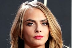 Foto: https://parade.com/news/cara-delevingne-reacts-viral-photos-erratic-behavior-reality-check-rehab