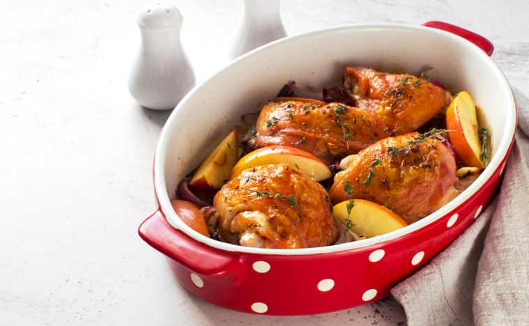 Pollo al horno con manzanas Una receta simple y deliciosa de pollo al horno para hacer en minutos. Foto: Shutterstock