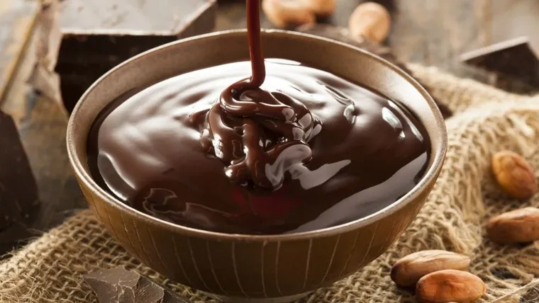 La receta original se hacía con partes iguales de crema y chocolate, pero hoy hay versiones más livianas o más intensas. La receta original se hacía con partes iguales de crema y chocolate, pero hoy hay versiones más livianas o más intensas.