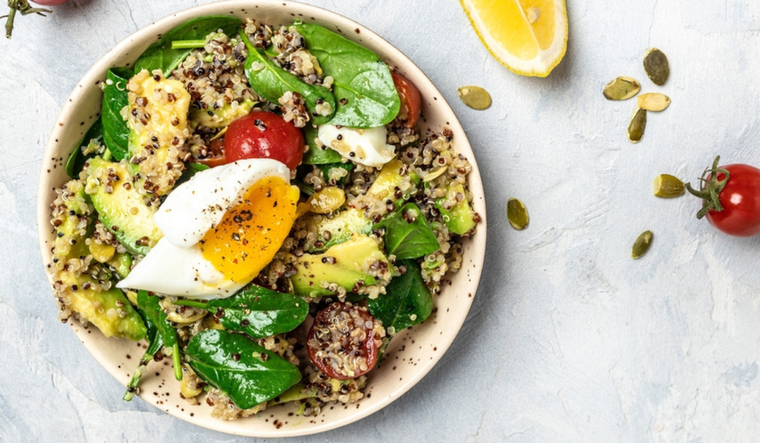 La combinación de la quinoa esponjosa, el aguacate cremoso y el tomate jugoso crea una experiencia sensorial única Foto: Shutterstock