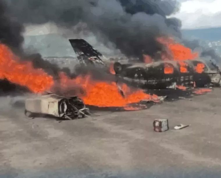 Tragedia aérea en Venezuela: murieron dos tripulantes al despegar un avión y caer sobre la pista.