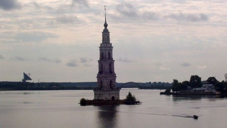 El campanario del monasterio de San Nicolás, en Kalyazin, es el último vestigio de una construcción del siglo XII que fue anegada. (Fuente: BBC MUNDO)