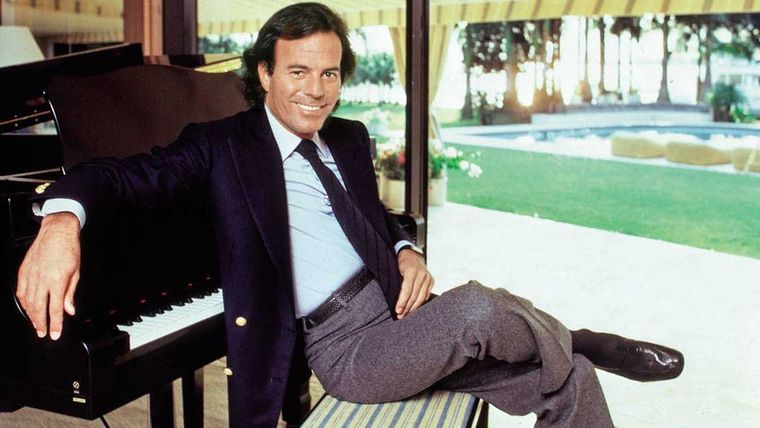 JULIO IGLESIAS TUVO MUCHOS AMORES. UNA DE ESAS RELACIONES SE CONOCIÓ EN LOS 80.