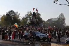 manifestantes tomaron plaza baquedano en chile luego de enfrentase con policias manifestantes tomaron plaza baquedano en chile luego de enfrentase con policias