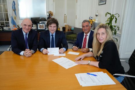 Karina Milei y José Luis Espert encabezaron la mesa política bonaerense. Foto: Cuenta de X @SPareja_ Karina Milei y José Luis Espert encabezaron la mesa política bonaerense. Foto: Cuenta de X @SPareja_
