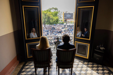 El Presidente y su hermana, minutos antes de salir a saludar al balcón a manisfestantes que celebraban este sábado la reasunción de Bukele. Foto: Instagram