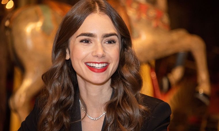 Lily Collins pone de moda el negro en estos tres looks brillantes. Foto: Hola!
