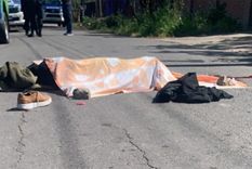 El cuerpo del ladrón abatido tras intentar robar una camioneta El cuerpo del ladrón abatido tras intentar robar una camioneta