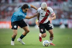 Último antecedente: Ian Subiabre, delantero de River, encara ante la marca de un defensor de Belgrano.