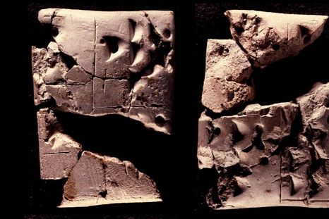Esta tablilla sumeria, que data de alrededor del 3200 a. C., presenta algunos de los ejercicios matemáticos más antiguos que se conocen. Esta tablilla sumeria, que data de alrededor del 3200 a. C., presenta algunos de los ejercicios matemáticos más antiguos que se conocen.