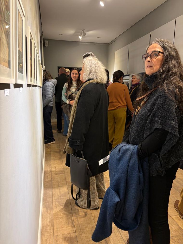 Sandra Barrozo observa una de las obras de Rudman. Sandra Barrozo observa una de las obras de Rudman.