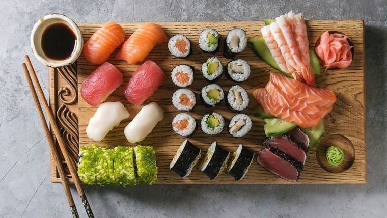 La salsa de soja es fundamental para acompañar el sushi. Foto: GETTY IMAGES