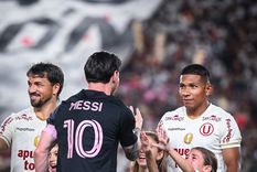 Todos quieren tocar a Lionel Messi. El astro argentino ha generado una revolución en la gira del Inter Miami por centroamérica. Foto: Universitario