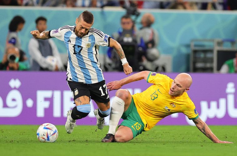 El Papu Gómez salió con una molestia en su tobillo. Foto: EFE