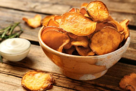 Receta de chips de batata crocantes y naturales en pocos pasos. Receta de chips de batata crocantes y naturales en pocos pasos.