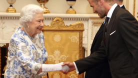 DAVID BECKHAM TUVO UN GESTO EMOTIVO. EL EXFUTBOLISTA HIZO LA COLA PARA DESPEDIR A LA REINA POR MEDIO DÍA.