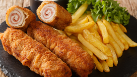 Tradicionalmente, la receta se sirve acompañada de papas fritas o ensalada fresca. Tradicionalmente, la receta se sirve acompañada de papas fritas o ensalada fresca.