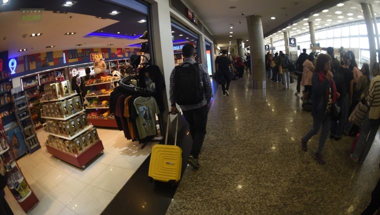 Aeroparque Jorge Newbery Zona de embarque Aeropuertos Argentina 2000 pasajeros valijas turistas viaje (5).JPG