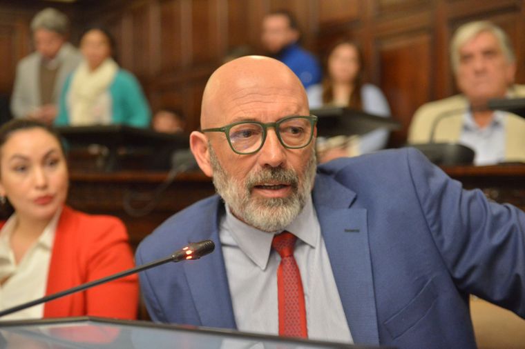 Pedro Serra, el impulsor del proyecto para agregar WhatsApp como medio válido de notificación judicial. Pedro Serra, el impulsor del proyecto para agregar WhatsApp como medio válido de notificación judicial.
