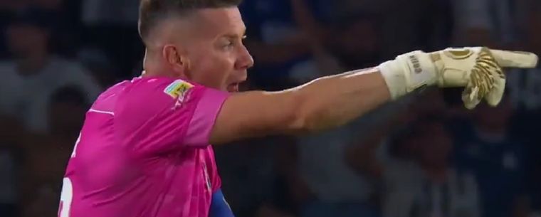 EL experimentado futbolista no ocultó su enojo. Foto: Captura