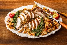 Foto: Boston Globe - https://www.bostonglobe.com/2021/11/16/lifestyle/recipe-thanksgiving-forget-whole-bird-roast-juicy-turkey-breast-stuffing/