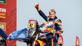 Kevin Benavides celebra su consagración en el Dakar 2023. Foto: @kmbenavides