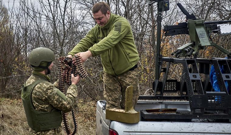 Las fuerzas de Ucrania siguen soportando bombardeos de Rusia en el este del país. Foto Efe