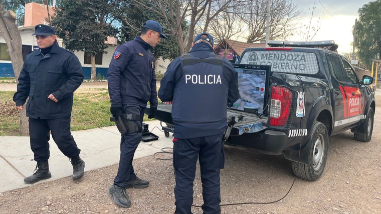 En total fueron ocho los allanamientos que se realizaron para combatir el abigeato, la faena clandestina, y el transporte y comercialización de productos provenientes de la faena que desembocan en distintos puntos de comercialización. En total fueron ocho los allanamientos que se realizaron para combatir el abigeato, la faena clandestina, y el transporte y comercialización de productos provenientes de la faena que desembocan en distintos puntos de comercialización.