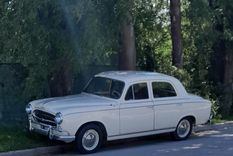 Un Peugeot 403, el auto de la misteriosa travesía de la familia Vidal Foto: X Un Peugeot 403, el auto de la misteriosa travesía de la familia Vidal Foto: X