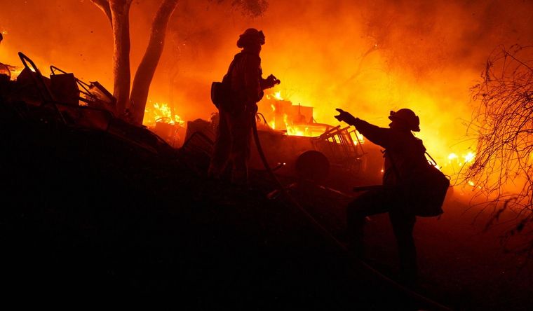 bomberos incendio llamas fuego Los incendios han crecido con enorme velocidad en el archipiélago. Foto: Efe. Imagen ilustrativa.