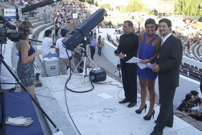 MDZol | Los medios televisivos durante la previa de la elección de la reina. Foto: Pachy Reynoso/MDZ
