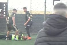 La víctima ya desmayada en el suelo tras la brutal agresión Foto: Captura de video. La víctima ya desmayada en el suelo tras la brutal agresión Foto: Captura de video.