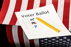 Elecciones de EE.UU.: ¿por qué casi todos votan con lápiz y papel en la era de los teléfonos inteligentes?