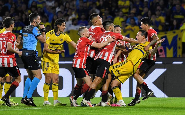 El tumulto de jugadores de Boca y Estudiantes. Foto: FotoBaires