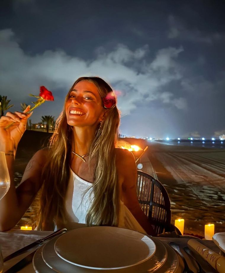 En todas las fotos evitó mostrar su mano izquierda, y los fans no tardaron en hacer conjeturas. En todas las fotos evitó mostrar su mano izquierda, y los fans no tardaron en hacer conjeturas.