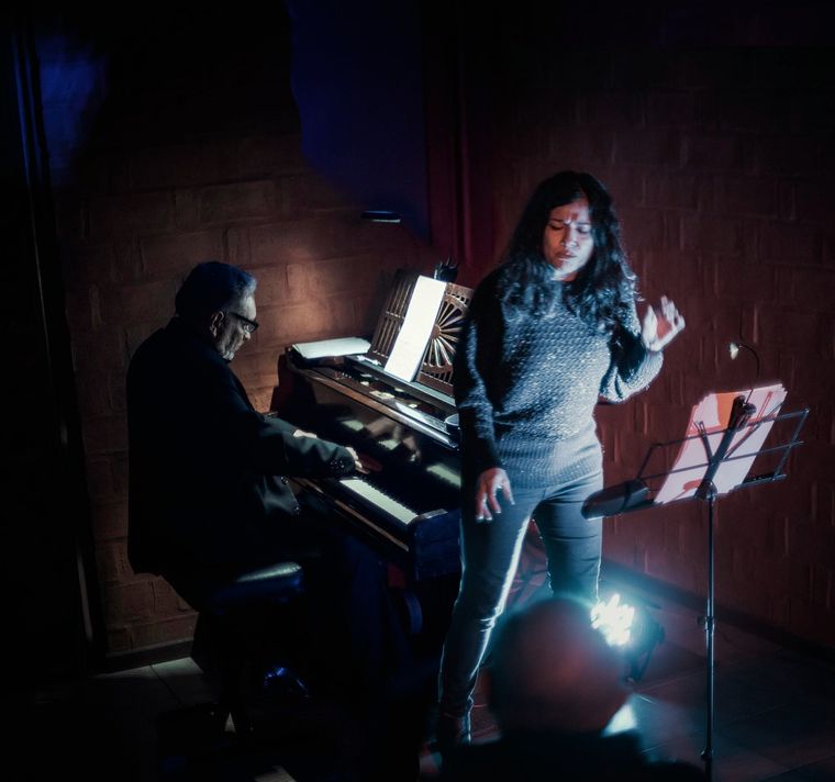 Clase, música en vivo y copas para vivir el tango desde adentro. Clase, música en vivo y copas para vivir el tango desde adentro.