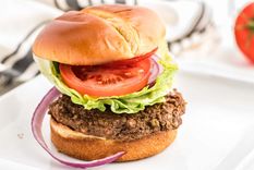 Foto: https://www.cleaneatingkitchen.com/wp-content/uploads/2020/02/baked-lentil-burger-horizontal-hero.jpg