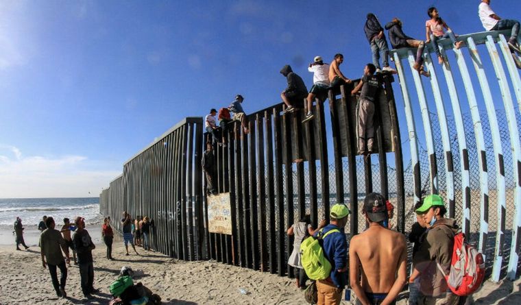 Mexicanos intentando cruzar la frontera con los Estados Unidos Foto: EFE
